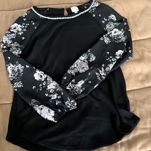 Cute black flowery shirt it’s really soft!